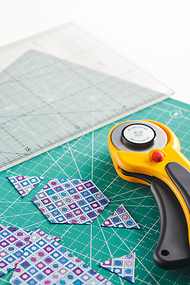 포토 JPG 해외이미지 모양 조각 장신구 자 취미 사람없음 매트 도구 공구 직물 면 칼날 바느질 자르기 천 묘사 회전 정사각형 날카로움 다이아몬드 마름모 육각형 수공예 커터 퀼트 핸드메이드 해외202310 해외포토 도형 모션 문구용품 보석 공예 파일형식