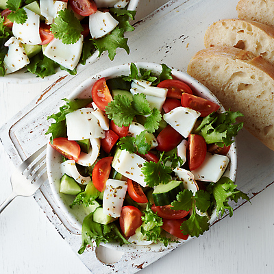 포토 JPG 해외이미지 접시 빵 포크 잎 다이어트 토마토 오이 치즈 도마 사람없음 샐러드 신선 양상추 해외202310 해외포토 식물 식기 음식 채소 주방용품 유제품 건강 파일형식