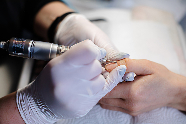 포토 JPG 해외이미지 모델 접시 손 교육 컬러 장갑 장신구 탁자 취미 사람없음 빛 유행 상점 검은색 방 회색 엄지손가락 흰색 못 던지기 손톱관리 종업원 간호 피부 묘사 서비스 파일 먼지 라텍스 스타일링 자격증 현재 살균 스타일 연습생 견습기간 해외202310 해외포토 직업 식기 잡화 가구 컨셉 손가락 모션 신체부위 공구 네일아트 연습 증명서 파일형식