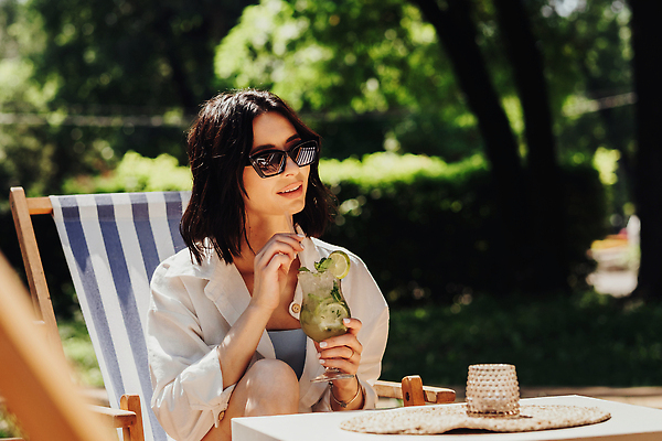 포토 JPG 해외이미지 공원 여자 음료 갈색머리 한명 사람 성인 야외 선글라스 유행 식당 칵테일 모히토 스타일 카피스페이스 해외202310 해외포토 1 헤어스타일 공공시설 안경 주류 상점 공백 파일형식
