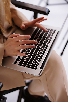 포토 JPG 해외이미지 직업 학생 손 여자 교육 인터넷 비즈니스 손가락 노동자 주택 직장 관리 사람 앉기 성인 사람없음 노트북 학습 스터디 컴퓨터 사무실 디지털 타이핑 키보드 업무 작업 비즈니스우먼 작업실 기자 바쁨 온라인 블로거 프로그래머 프리랜서 스타일 해외202310 해외포토 회사 모션 건물 신체부위 전자제품 직장인 파일형식