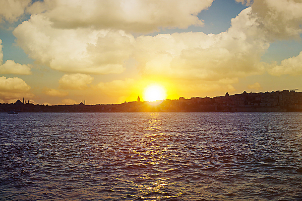 포토 JPG 해외이미지 실루엣 유럽 아시아 종교 바다 여행 백그라운드 오렌지 건축양식 갈매기 하늘 이스탄불 풍경 사람없음 건물 물 파란색 도시풍경 태양 탑 황혼 일몰 도시 역사 중앙 야간 저녁 이슬람교 모스크 동쪽 스카이라인 칠면조 랜드마크 보스포루스 아랍어 옛날 튀르키예 해외202310 해외포토 자연요소 건축물 건축 나라 컬러 과일 조류 촬영기법 노을 방향 파일형식