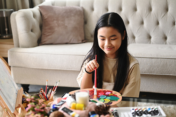 포토 JPG 해외이미지 여자 청소년 미술 한명 동양인 상반신 소파 물감 붓 그리기 팔레트 책상 이젤 그림 캔버스 소녀한명만 해외202310 해외포토 1 가구 의자 모션 문화예술 사람 인종 미술도구 여자한명만 소녀만 파일형식