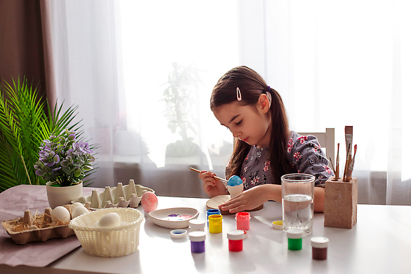 포토 JPG 해외이미지 식물 백인 전통 손 디자인 드레스 어린이 컬러 창문 탁자 휴가 부활절 주택 갈색머리 쟁반 미술 한명 내부 장식 세트 컬러풀 햇빛 뷰티 계란 축제 페인트 봄 시골 축하 붓 커튼 그룹 닫기 준비 DIY 유지 강렬 해외202310 해외포토 서양인 1 헤어스타일 옷 계절 기념일 가구 컨셉 모션 문화예술 사람 취미 건물 신체부위 태양 알 파일형식