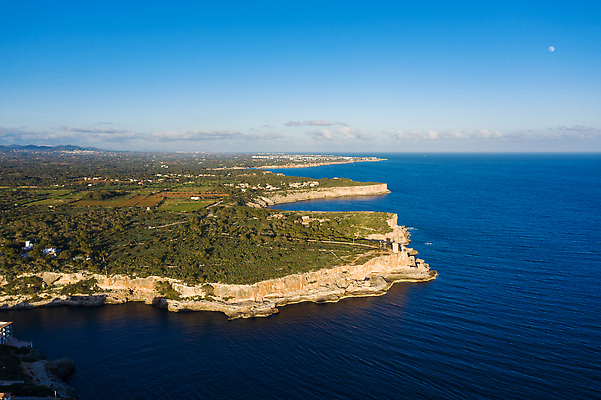 포토 JPG 해외이미지 유럽 바다 섬 여행 자연 휴가 등대 안테나 풍경 사람없음 물 여름 파란색 햇빛 환경 항구 바위 만 스페인 망토 지중해 휴양지 장면 석호 항공촬영 해외202310 해외포토 자연요소 계절 나라 뷰포인트 컬러 통신 교통시설 태양 장소 돌_바위 생태계 파일형식