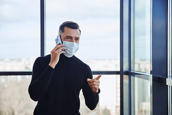 포토 JPG 해외이미지 백인 직업 남자 안경 컨셉 인터넷 비즈니스 통신 창문 모바일 아파트 직장 실내 대화 가면 한명 서기 안전 사람 스마트폰 사무실 외침 방 도시 업무 비즈니스맨 센터 뉴스 바이러스 보호 연결 대표 토론 종업원 전화기 소셜 심각 위생관리 전염병 코로나바이러스 해외202310 해외포토 서양인 1 잡화 회사 모션 주택 관리 말하기 내부 핸드폰 스마트기기 소리 작업 직장인 질병 파일형식