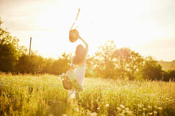 포토 JPG 해외이미지 전신 나무 여자 꽃밭 따뜻함 한명 들기 성인 야외 뒷모습 햇빛 손들기 일몰 핸드백 밀짚모자 성인여자한명만 흩날리기 해외202310 해외포토 식물 모자_잡화 1 꽃 뷰포인트 가방 모션 사람 태양 노을 여자한명만 성인여자만 파일형식