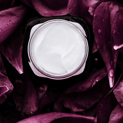 포토 JPG 해외이미지 꽃잎 사람없음 하이앵글 고급 자주색 피부관리 스킨케어 기초화장품 수분크림 해외202310 해외포토 꽃 뷰포인트 컬러 컨셉 뷰티 화장품 파일형식