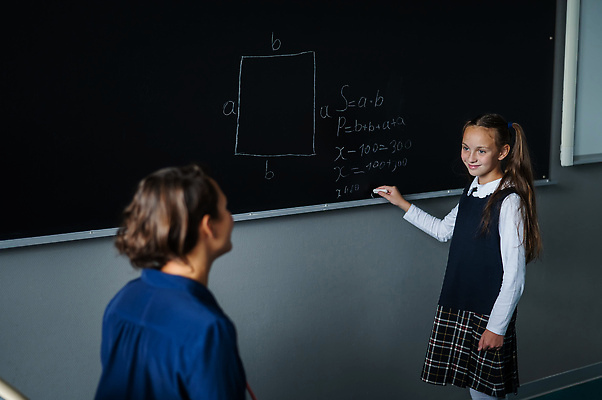 포토 JPG 해외이미지 백인 학생 여학생 여자 교육 어린이 생각 교실 학교 탁자 수업 실내 서기 앉기 두명 학습 스터디 교사 칠판 시험 기록 강의 질문 스마트 책상 분필 공식 대답 심각 지능 초보 해외202310 해외포토 서양인 직업 가구 컨셉 모션 사람 내부 초크 파일형식
