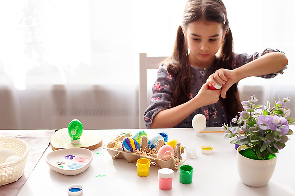 포토 JPG 해외이미지 식물 백인 전통 손 디자인 드레스 행복 어린이 컬러 탁자 휴가 부활절 주택 갈색머리 쟁반 미술 한명 내부 장식 컬러풀 햇빛 뷰티 계란 축제 페인트 봄 시골 축하 붓 커튼 그룹 닫기 준비 DIY 유지 강렬 해외202310 해외포토 서양인 1 헤어스타일 옷 계절 기념일 감정 가구 컨셉 모션 문화예술 사람 취미 건물 신체부위 태양 알 파일형식