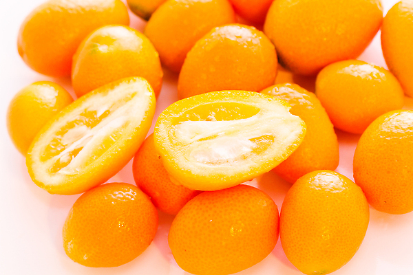 포토 JPG 해외이미지 식물 1 음식 조각 2 오렌지 과일 귤 건강 사람없음 흰색 신선 작음 유기농 슬라이스 내추럴 숙성 많음 해외202310 해외포토 웰빙 컬러 컨셉 크기 파일형식