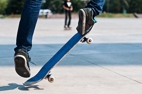 포토 JPG 해외이미지 백인 라이프스타일 남자 스포츠 포즈 장난 모션 하늘 안전 사람 소년 사람없음 야외 10대 여름 파란색 청춘 점프 스케이트 스케이팅 흰색 도시 스케이트보드 바퀴 위험 묘기 속도 스케이터 프리스타일 스타일 해외202310 해외포토 서양인 계절 어린이 스포츠용품 컬러 컨셉 청소년 겨울스포츠 운동선수 생활 보드_스포츠 파일형식