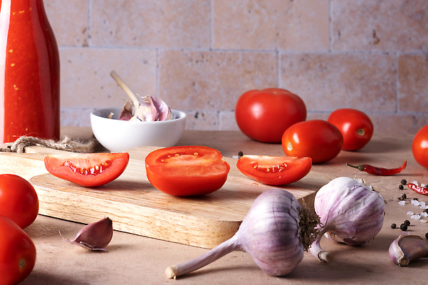 포토 JPG 해외이미지 전통 음식 토마토 채소 재료 가정 유리 탁자 실내 건강 마늘 요리 사람없음 빨간색 주방 신선 항아리 양념 조미료 맛 케첩 향신료 준비 유기농 만들기 레시피 토마토소스 건강식 채식주의자 핸드메이드 개조 비건 맛있는 해외202310 해외포토 웰빙 컬러 가구 컨셉 모션 재질 내부 도자기 소스_음식 채식 향미료 파일형식