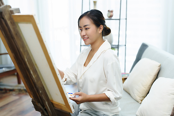 포토 JPG 해외이미지 여자 한명 들기 앉기 동양인 상반신 성인 취미 옆모습 소파 물감 미술도구 붓 그리기 팔레트 이젤 그림 캔버스 화가 성인여자한명만 해외202310 해외포토 직업 1 뷰포인트 의자 모션 사람 인종 오브젝트 여자한명만 성인여자만 파일형식