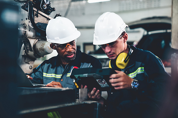 포토 JPG 해외이미지 남자 산업 공장 노동자 작업복 상반신 성인 두명 헤드셋 기계 과학기술 작업 엔지니어 안전모 컨트롤 프로그래밍 성인남자만 해외202310 해외포토 직업 옷 음향기기 공업 기술 사람 헤드폰 기술자 헬멧 안전장비 개발 남자만 성인만 파일형식