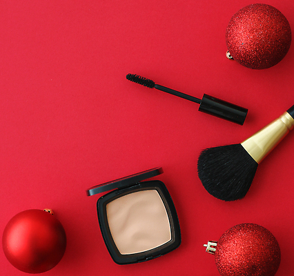 포토 JPG 해외이미지 사람없음 빨간색 하이앵글 화장품 오브젝트 메이크업브러쉬 오너먼트 카피스페이스 해외202310 해외포토 뷰포인트 컬러 크리스마스장식 뷰티 공백 붓 파일형식