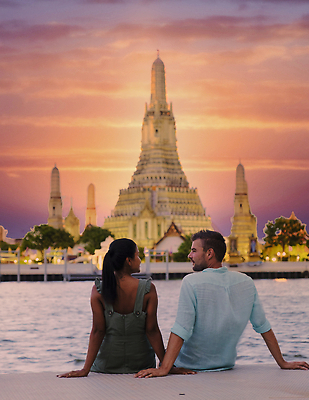 포토 JPG 해외이미지 여자 남자 불교 하늘 사랑 앉기 상반신 성인 두명 뒷모습 물 마주보기 노을 사찰 강가 방콕 성인만 해외202310 해외포토 자연요소 감정 종교 뷰포인트 종교건축 모션 태국 사람 강 파일형식