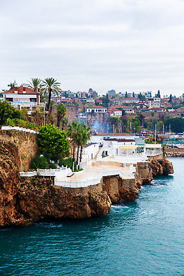 포토 JPG 해외이미지 바다 여행 요트 건축양식 탁자 하늘 지붕 휴가 거리 주택 파노라마 손바닥 사람없음 건물 파란색 탑 도시 보트 성 센터 역사 도심 접속 지중해 타일 휴양지 방파제 포트 타운 동쪽 칠면조 구역 옛날 월계수 튀르키예 해외202310 해외포토 건축물 손 공공시설 건축 아시아 컬러 가구 배_교통 조류 촬영기법 장소 방향 파일형식