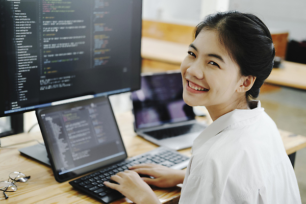 포토 JPG 해외이미지 직업 디자인 인터넷 비즈니스 사업가 직장 기술 한명 노트북 컴퓨터 사무실 디지털 스크린 모니터 자료 타이핑 네트워크 엔지니어 암호 어플리케이션 토론 사이버 보안 시스템 온라인 해커 개발 대본 소프트웨어 지원 프로그래머 프로그래밍 프로그램 프로젝트 네트워킹 코딩 해외202310 해외포토 1 회사 안전 사람 전자제품 작업 범죄 기술자 컴퓨터교육 파일형식