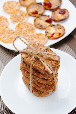 포토 JPG 해외이미지 음식 백그라운드 휴가 디저트 사탕 사람없음 장식 갈색 쿠키 케이크 초콜릿 얼음 낭만 흰색 신선 달콤 맛 설탕 굽기 먹기 상쾌 페스츄리 핸드메이드 많음 프로스팅 맛있는 해외202310 해외포토 자연요소 감정 빵 컬러 컨셉 모션 구이 제빵 파일형식