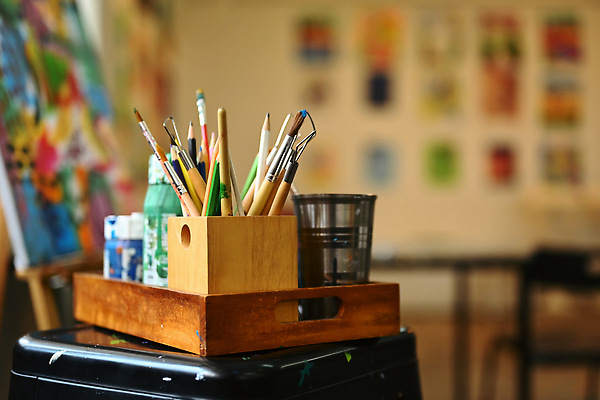 포토 JPG 해외이미지 미술 사람없음 연필 물감 붓 그림 작품 연필꽂이 나무쟁반 해외202310 해외포토 문화예술 문구용품 학용품 쟁반 목재 필기구 미술도구 파일형식