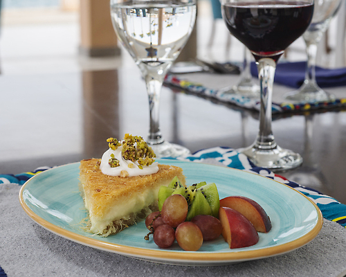 포토 JPG 해외이미지 전통 접시 음식 조각 와인잔 과일 부분 탁자 포도 디저트 건강 종류 요리 사람없음 케이크 식당 와인 식사 저녁식사 추위 신선 고급 선택 맛 사과 레드와인 받침대 크림 슬라이스 건강식 채식주의자 페스츄리 핸드메이드 맛있는 해외202310 해외포토 식기 빵 가구 컨셉 술잔 주류 상점 채식 파일형식