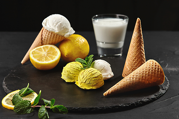 포토 JPG 해외이미지 검은배경 아이스크림 잔 사람없음 우유 달콤 레몬 허브 아이스크림콘 와플 해외202310 해외포토 식물 식기 백그라운드 과일 디저트 유제품 검은색 맛 콘 파일형식