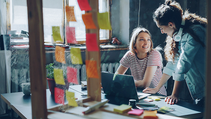 포토 JPG 해외이미지 백인 학생 디자인 여자 컬러 스티커 2 사업가 유리 탁자 협력 아이디어 함께함 실내 대화 사람 두명 친구 노트북 컴퓨터 사무실 스크린 헤드폰 우정 작업 기자 연결 디자이너 무선전화기 동료 포스트잇 다락방 조언 프로젝트 해외202310 해외포토 서양인 직업 음향기기 가구 컨셉 비즈니스 관계 재질 말하기 내부 전자제품 메모지 전화기 파일형식