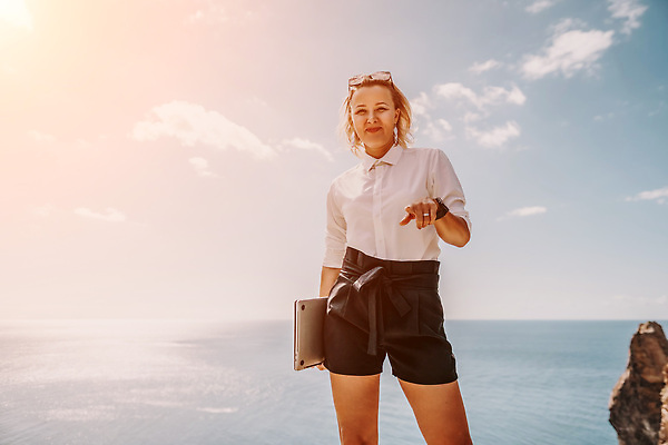포토 JPG 해외이미지 직업 라이프스타일 여자 행복 커피 바다 여행 인터넷 비즈니스 통신 휴가 휴식 직장 관리 한명 사람 성인 해변 야외 물 여름 노트북 컴퓨터 뷰티 여행객 공책 자유 타이핑 키보드 업무 작업 네트워크 바쁨 멀리 온라인 프리랜서 해외202310 해외포토 자연요소 1 계절 감정 음료 컨셉 회사 문구용품 생활 전자제품 파일형식