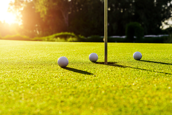 포토 JPG 해외이미지 스포츠 백그라운드 밭 골프 공 골프장 놀이 골프공 3 잔디 취미 사람없음 초록색 빛 태양 일몰 장비 골프채 게임 흰색 깃발 목표 강의 철 클럽 슛 골프티 넣기 때리기 페어웨이 놓기 해외202310 해외포토 자연요소 식물 컬러 컨셉 농업 스포츠시설 모션 골프용품 구기 노을 파일형식