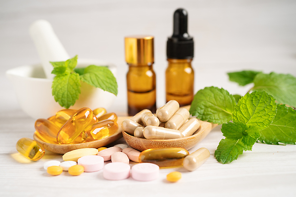 포토 JPG 해외이미지 건강 사람없음 알약 약 숟가락 스포이트 허브 유기농 절구 공병 절구방아 해외202310 해외포토 식물 웰빙 의학 수저 도구 피펫 병_담는 파일형식