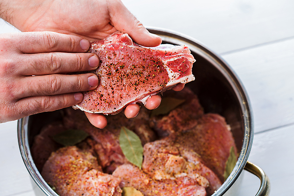 포토 JPG 해외이미지 손 생고기 요리 사람 신체부위 요리사 양념 냄비 바르기 월계수 해외202310 해외포토 직업 모션 육류 솥 파일형식