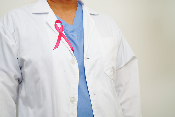 포토 JPG 해외이미지 손 여자 리본 분홍색 청진기 건강 병원 동양인 사람없음 치료 세계 약 희망 고통 환자 간호사 의사 질병 가슴 심볼 사인 예방 싸움 긍정 암 외과 덩어리 보험 10월 월 돌봄 지원 프로그램 헬프 자선단체 해외202310 해외포토 감정 컬러 컨셉 의학 의료기기 모션 사람 인종 신체부위 의료진 도움 그룹 날짜 자선 파일형식