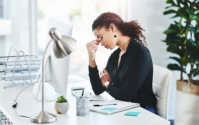 포토 JPG 해외이미지 여자 화분 화초 시계 의자 창문 스트레스 피곤 한명 앉기 상반신 성인 옆모습 사무실 펜 모니터 공책 기댐 스탠드 키보드 메모지 마우스 졸음 책상 연필꽂이 성인여자한명만 해외202310 해외포토 식물 1 감정 뷰포인트 가구 컨셉 비즈니스 모션 문구용품 조명 사람 컴퓨터 필기구 컴퓨터용품 사무용품 여자한명만 성인여자만 파일형식