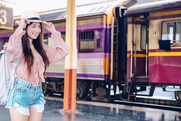 포토 JPG 해외이미지 모자 여자 아시아 여행 가방 배낭 교통시설 한명 사람 앉기 동양인 야외 여행객 기차 기다림 역 단상 백패커 혼자 해외202310 해외포토 1 잡화 나라 육상교통 교통 모션 대중교통 인종 시설 파일형식