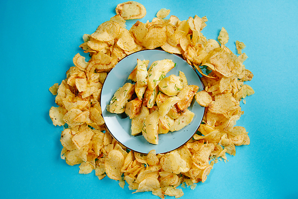 포토 JPG 해외이미지 라이프스타일 손 감정 유럽 얼굴 음식 다이어트 채소 감자 패스트푸드 건강 식이요법 사람없음 치킨 먹기 배고픔 속도 긍정 칼로리 비건 자극 해외202310 해외포토 나라 컨셉 모션 생활 신체부위 인스턴트 닭고기요리 채식주의자 파일형식