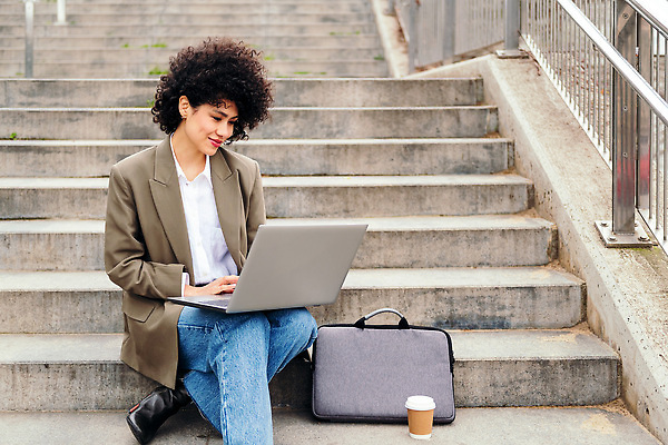 포토 JPG 해외이미지 직업 1 학생 라이프스타일 여자 행복 인터넷 비즈니스 사업가 통신 성공 한명 미소 사람 앉기 20대 성인 야외 가로 30대 노트북 컴퓨터 계단 공책 타이핑 도시 작업 연결 경영자 멀리 히스패닉 온라인 프리랜서 스타일 카피스페이스 밀레니얼 해외202310 해외포토 감정 컨셉 모션 문구용품 표정 청년 생활 장년 경제 전자제품 공백 리더 파일형식