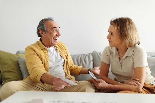 포토 JPG 해외이미지 백인 라이프스타일 커플 노년 행복 유럽 놀이 성공 휴가 휴식 주택 실내 미소 웃음 사람 앉기 취미 내부 두명 여름 소파 경쟁 활발 기쁨 게임 시간 우승 신용카드 은퇴 시민 승자 옛날 해외202310 해외포토 서양인 계절 감정 나라 컨셉 의자 관계 모션 표정 성인 건물 생활 금융 최고 국민 파일형식