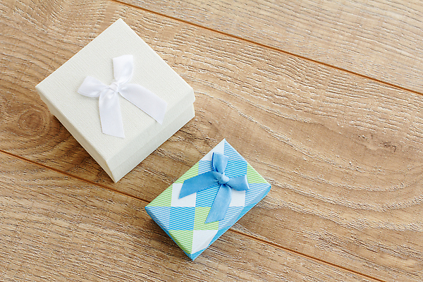 포토 JPG 해외이미지 기념일 행복 리본 종이 컬러 결혼 백그라운드 탁자 휴가 발렌타인데이 선물 사람없음 목재 파란색 상자 뷰티 우주 덮개 흰색 생일 정상 활 해외202310 해외포토 나무 감정 가구 재료 데이이벤트 이벤트 뚜껑 파일형식