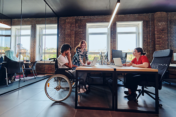 포토 JPG 해외이미지 전신 여자 남자 의자 창문 전등 함께함 여러명 성인 옆모습 노트북 사무실 모니터 직장인 장애인 책상 동료 휠체어 성인만 해외202310 해외포토 직업 뷰포인트 가구 다수 컨셉 비즈니스 관계 조명 사람 전자제품 컴퓨터 장애 파일형식