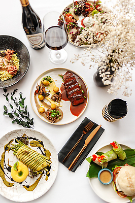 포토 JPG 해외이미지 접시 와인잔 스테이크 사람없음 와인 샐러드 분위기 아스파라거스 안개꽃 플레이팅 해외202310 해외포토 식기 꽃 음식 컨셉 채소 술잔 주류 서양음식 상차림 한해살이풀 파일형식