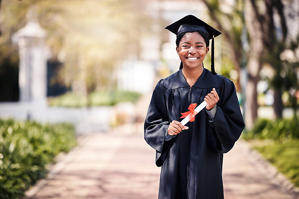 포토 JPG 해외이미지 여자 흑인 학사모 학교 졸업식 졸업생 한명 들기 상반신 성인 앞모습 졸업가운 졸업장 성인여자한명만 해외202310 해외포토 서양인 모자_잡화 1 교육 뷰포인트 졸업 모션 사람 가운 여자한명만 성인여자만 파일형식
