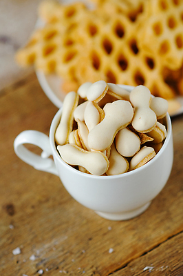 포토 JPG 해외이미지 나무 리본 음료 음식 조각 백그라운드 휴가 유물 디저트 사랑 사람없음 장식 컵 쿠키 주방 초콜릿 검은색 흰색 달콤 맛 아침식사 설탕 굽기 먹기 컵받침 반죽 꿀 핸드메이드 많음 맛있는 해외202310 해외포토 식물 전통 식기 감정 컬러 컨셉 모션 식사 구이 받침대 파일형식
