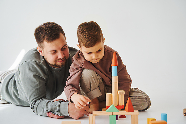 포토 JPG 해외이미지 백인 라이프스타일 남자 행복 아들 어린이 가족 놀이 벽돌 주택 함께함 창조 사랑 미소 소년 두명 건물 컬러풀 장난감 블록 기쁨 게임 흰색 아빠 연결 큐브 세대 돌봄 해외202310 해외포토 서양인 건축물 감정 컬러 컨셉 관계 모션 표정 사람 생활 파일형식