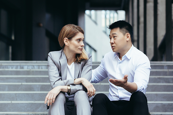 포토 JPG 해외이미지 응시 여자 남자 회사 함께함 대화 앉기 정장 상반신 성인 두명 옆모습 계단 비즈니스맨 비즈니스우먼 동료 고민 성인만 해외202310 해외포토 시선 옷 감정 뷰포인트 컨셉 비즈니스 관계 모션 말하기 사람 직장인 파일형식