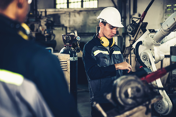 포토 JPG 해외이미지 남자 산업 공장 노동자 고글 작업복 상반신 성인 두명 헤드셋 기계 과학기술 작업 엔지니어 소프트포커스 안전모 점검 성인남자만 해외202310 해외포토 직업 옷 음향기기 공업 기술 촬영기법 사람 헤드폰 기술자 헬멧 안전장비 남자만 성인만 파일형식