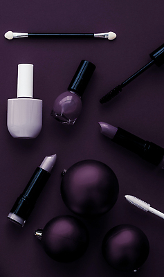 포토 JPG 해외이미지 사람없음 하이앵글 보라색 화장품 오브젝트 매니큐어 오너먼트 해외202310 해외포토 뷰포인트 컬러 크리스마스장식 뷰티 파일형식