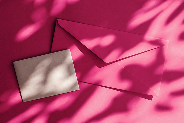 포토 JPG 해외이미지 종이 분홍색 편지봉투 그림자 사람없음 햇빛 그늘 감성 카피스페이스 해외202310 해외포토 컬러 컨셉 봉투 태양 공백 편지 파일형식