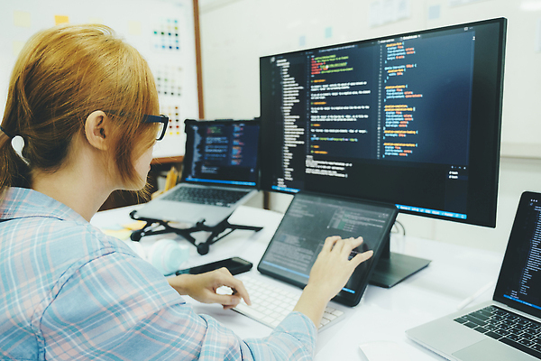 포토 JPG 해외이미지 직업 디자인 인터넷 비즈니스 한명 노트북 컴퓨터 디지털 스크린 업무 네트워크 닫기 암호 어플리케이션 보안 시스템 해킹 해커 UI 개발 소프트웨어 오류 이진법 프로그래머 프로그래밍 프로그램 프로젝트 코딩 해외202310 해외포토 1 모션 안전 사람 전자제품 작업 수학 범죄 컴퓨터교육 파일형식