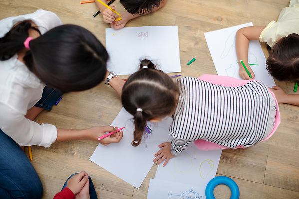 포토 JPG 해외이미지 백인 학생 여학생 여자 교육 행복 종이 어린이 백그라운드 교실 학교 가족 엄마 바닥 주택 함께함 미술 한명 사람 동양인 성인 뷰티 연필 교사 페인트 유치원 놀이방 방 기록 그룹 정상 그림 거짓말 브레인스토밍 해외202310 해외포토 서양인 직업 1 감정 컨셉 관계 문화예술 학용품 인종 건물 필기구 파일형식